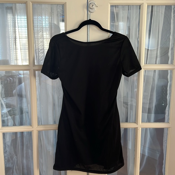 Short black t-shirt dress with zipper details at the bottom - Picture 2 of 4